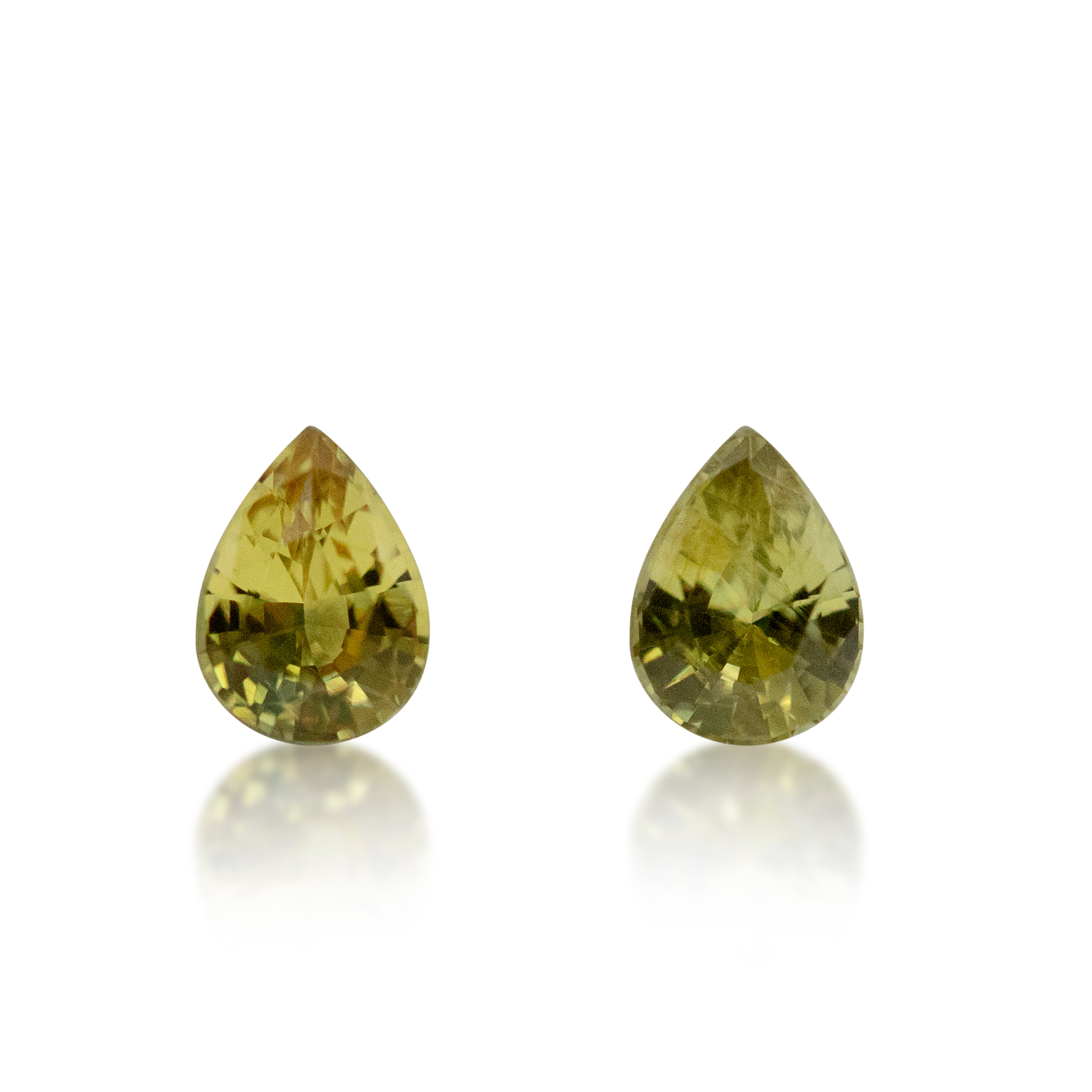 A pair of green yellow sapphires, pear shape 2 = 0.35 cts, natural loose gemstones